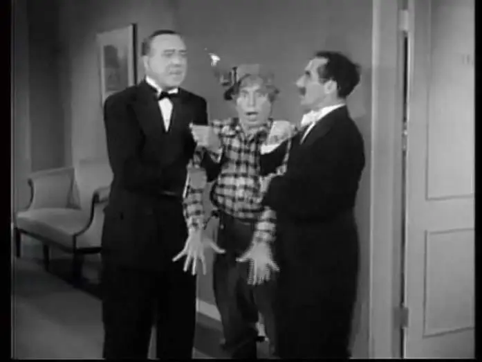 Видео к фильму Room Service — El hotel de los líos (1938) de William A. Seiter (El Despotricador Cinéfilo)