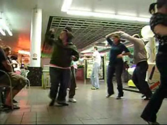 Видео к фильму Любовь и танцы — Dancing In A Salt Lake City Mall