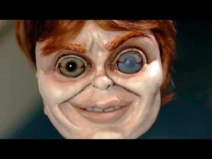 Видео к фильму The Curse of Robert the Doll — ROBERT: El Muñeco Robert (Trailer español)