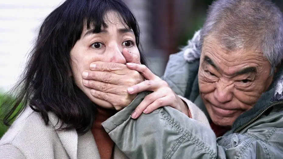 Видео к фильму 夜明けまでバス停で — 板谷由夏×高橋伴明監督、渋谷ホームレス殺害事件をモチーフに描く／映画『夜明けまでバス停で』特報