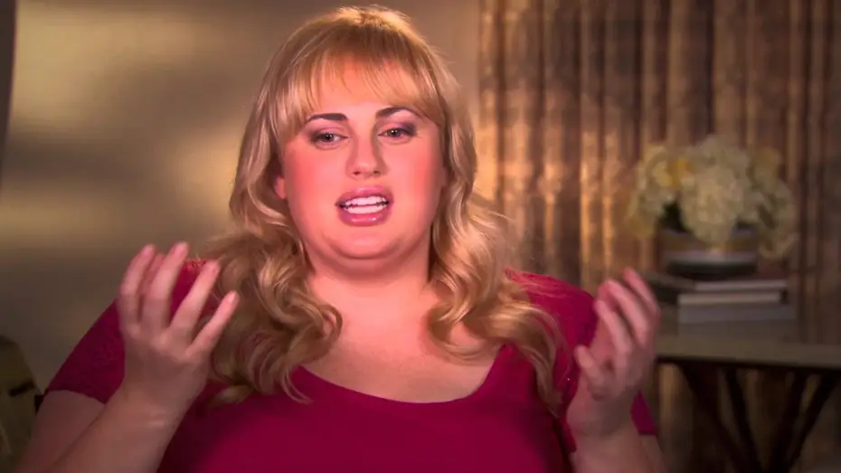 Видео к фильму Идеальный голос — Featurette: "Meet Fat Amy"