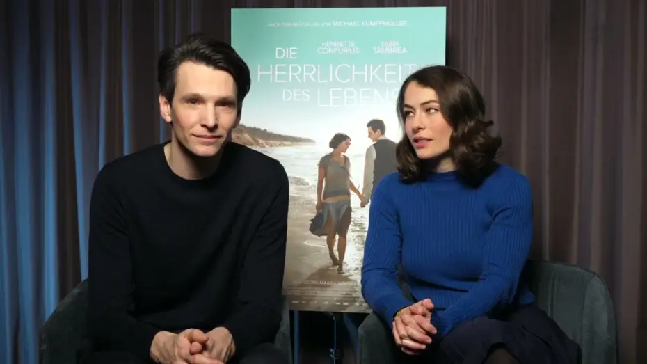 Видео к фильму Слава жизни — DIE HERRLICHKEIT DES LEBENS - Henriette Confurius & Sabin Tambrea über den Film - ab 14.3. im Kino.