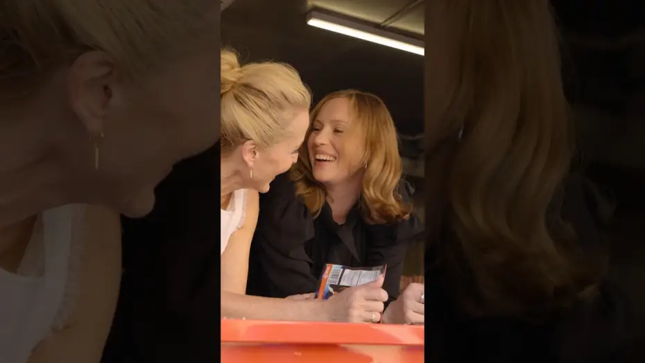 Видео к фильму Подростковый секс и смерть в лагере «Миазма» — Gillian Anderson & Hannah Einbinder at the TEENAGE SEX AND DEATH AT CAMP MIASMA food truck pop-up.