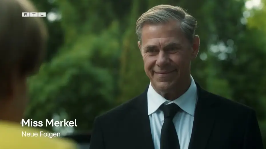 Видео к фильму Miss Merkel - Mord auf dem Friedhof — Miss Merkel - Ein Uckermark-Krimi | Offizieller Trailer | RTL