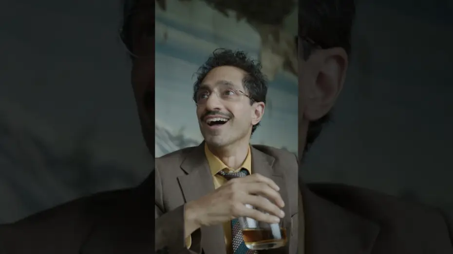 Видео к фильму Диггер — The man with the facts. Riz Ahmed is Dr. Ganesh.