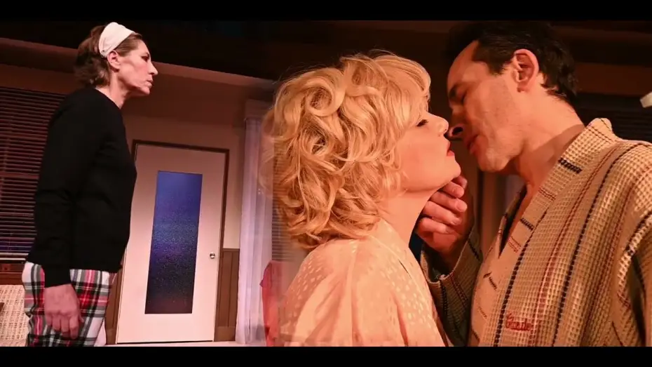 Видео к фильму Bungalow 21 — BUNGALOW 21 - Théâtre de la Madeleine - Bande annonce