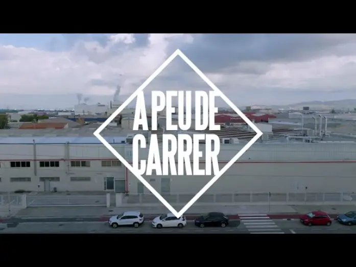 Видео к фильму A peu de carrer — A PEU DE CARRER. Tràiler. (Documental)