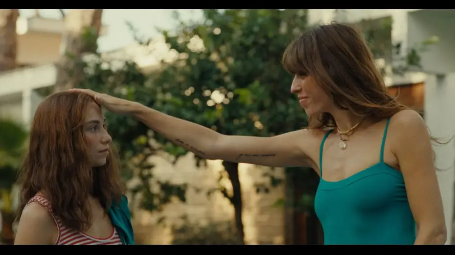 Видео к фильму Quasi a casa — Official Trailer