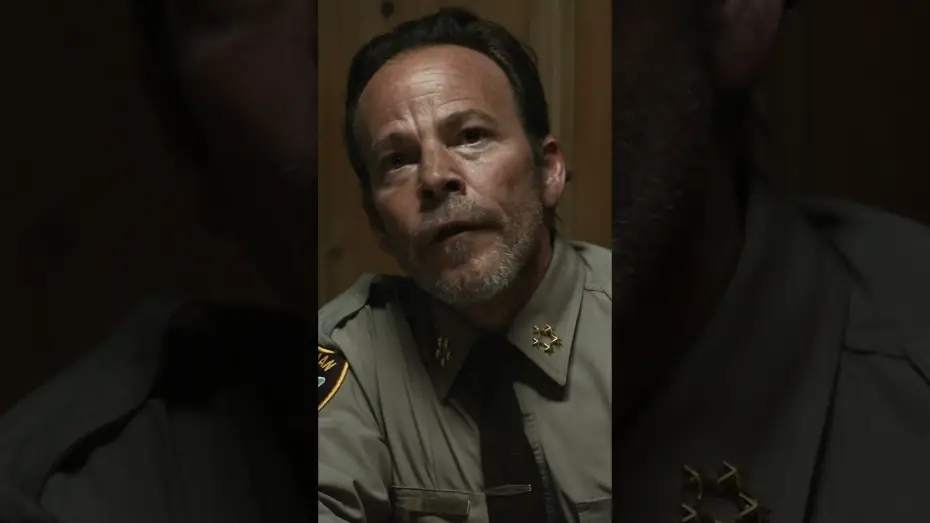 Видео к фильму Заместитель — A rookie cop. A missing body. A town full of secrets.