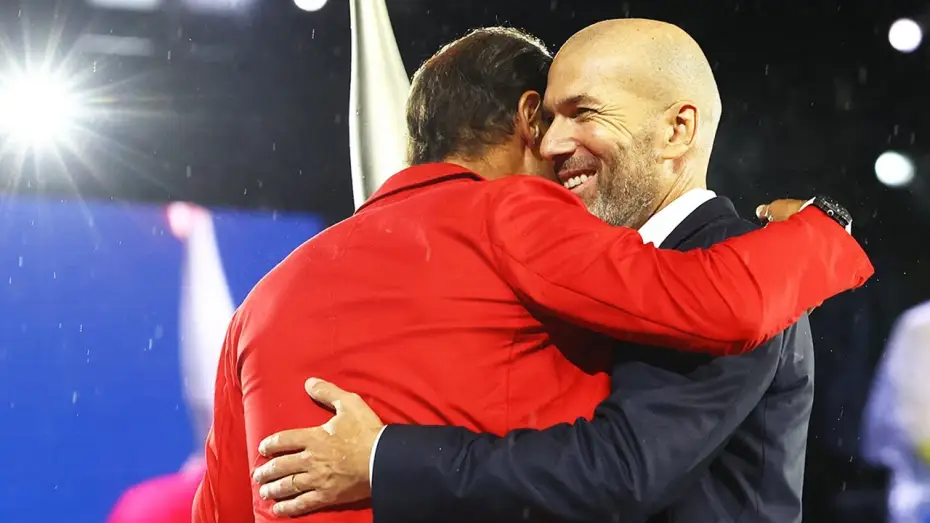 Видео к фильму Церемония открытия Олимпийских игр-2024 в Париже — JO PARIS 2024 - Zidane transmet la flamme olympique à Rafael Nadal lors de la cérémonie d'ouverture