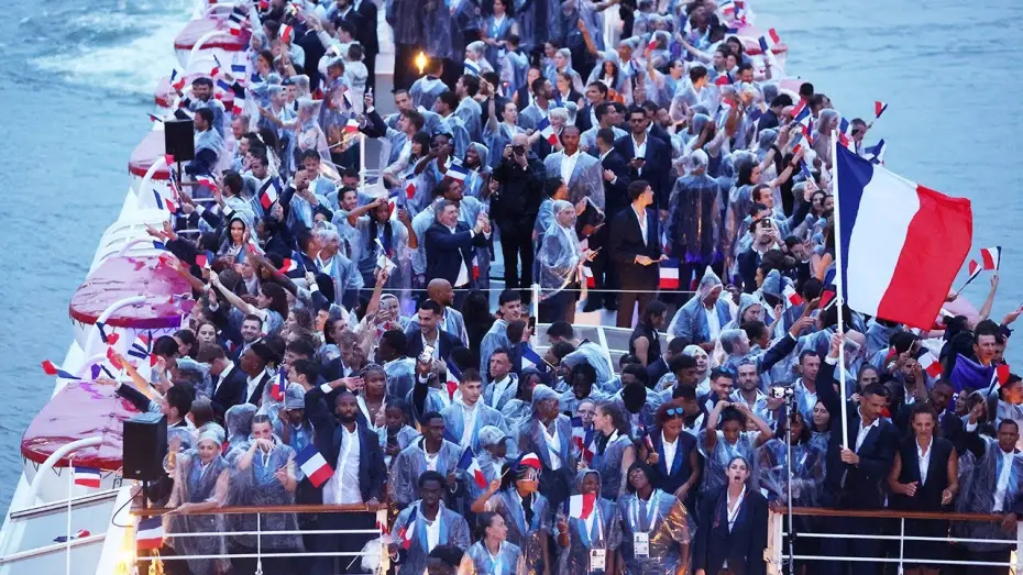 Видео к фильму Церемония открытия Олимпийских игр-2024 в Париже — JO PARIS 2024 - Le bateau de l'Équipe de France défile au son de "Que je t'aime" de Johnny
