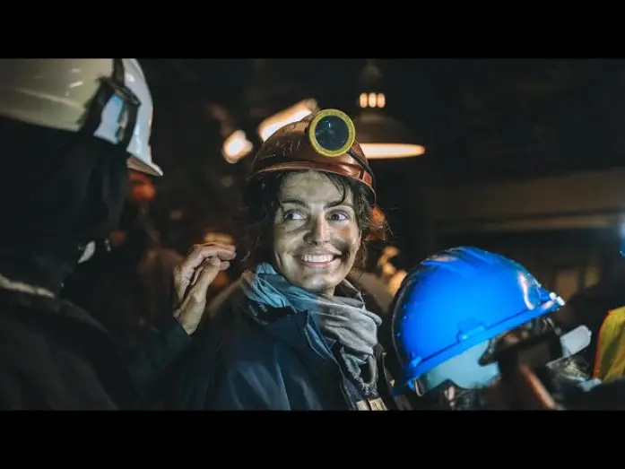 Видео к фильму Miss Carbón — Tráiler oficial