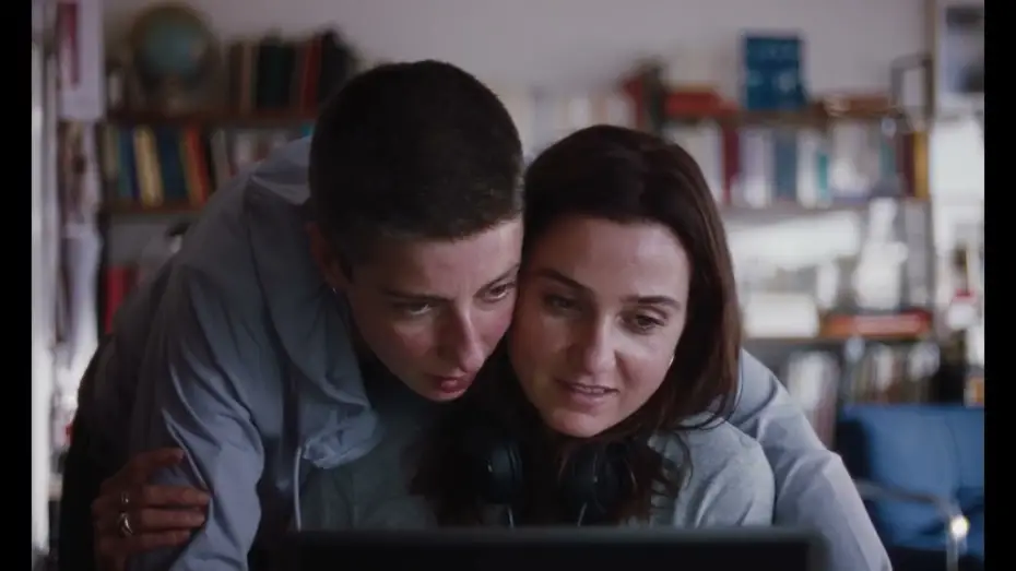 Видео к фильму Julian — JULIAN : un amour lesbien tournant au tragique (bande-annonce)