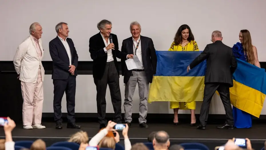 Видео к фильму Our War — Bernard-Henri Lévy - Projection du film "Notre Guerre" au Festival de Cannes (13 mai 2025)