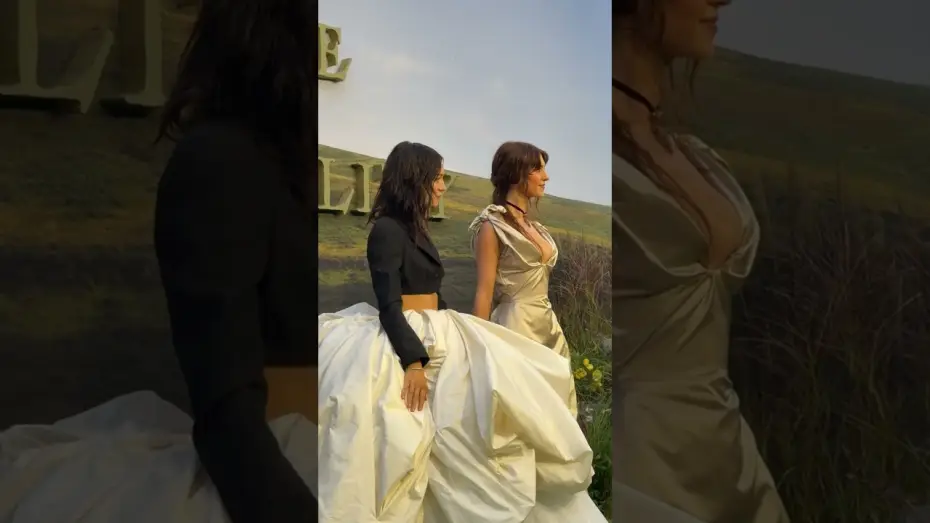 Видео к фильму Разум и чувства — Daisy Edgar Jones and Esmé Creed-Miles reunite at the World Premiere of SENSE AND SENSIBILITY.