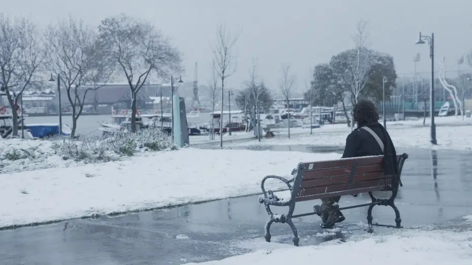 Видео к фильму Kırağı Tutmuş Yaprak — Kırağı Tutmuş Yaprak (2026) | Kısa Film Resmî Fragman