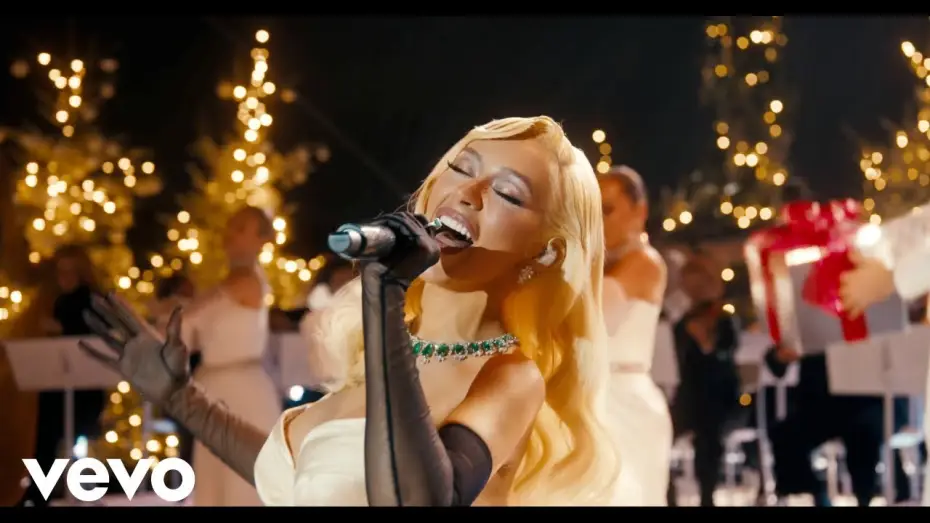 Видео к фильму Christina Aguilera: Christmas in Paris — Christina Aguilera - My Favorite Things (Live from the Eiffel Tower)