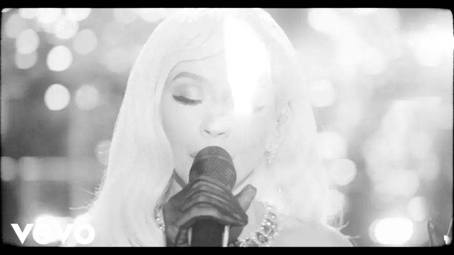 Видео к фильму Christina Aguilera: Christmas in Paris — Christina Aguilera - Someday at Christmas (Live from the Eiffel Tower)