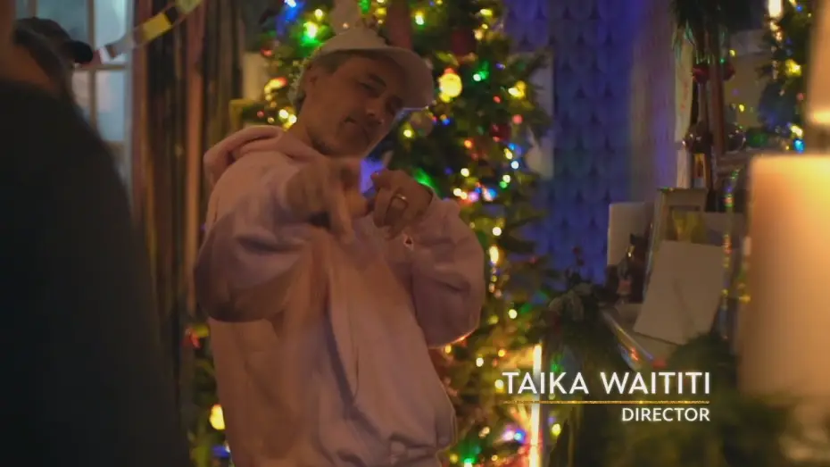 Видео к фильму A Holiday Short: Best Christmas Ever — BTS Featurette with Taika Waititi