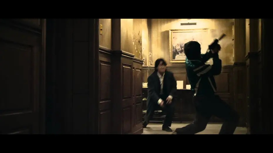 Видео к фильму Берлинское дело — The Agent - Extrait "Fusillade à l'hôtel" (VF)