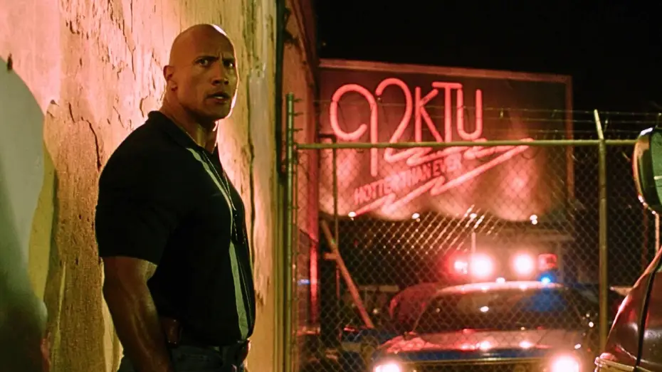 Видео к фильму Эмпайр Стэйт — Dwayne Johnson caught in a shootout