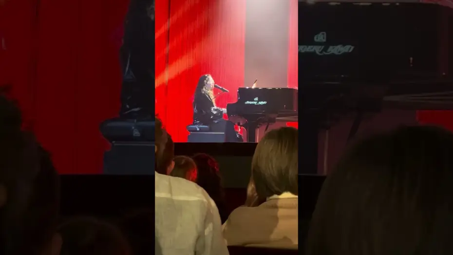 Видео к фильму The songs of Joni Mitchell au Casino de Paris — Yaël Naïm "Both sides now" - 17/11/25 - Casino de Paris