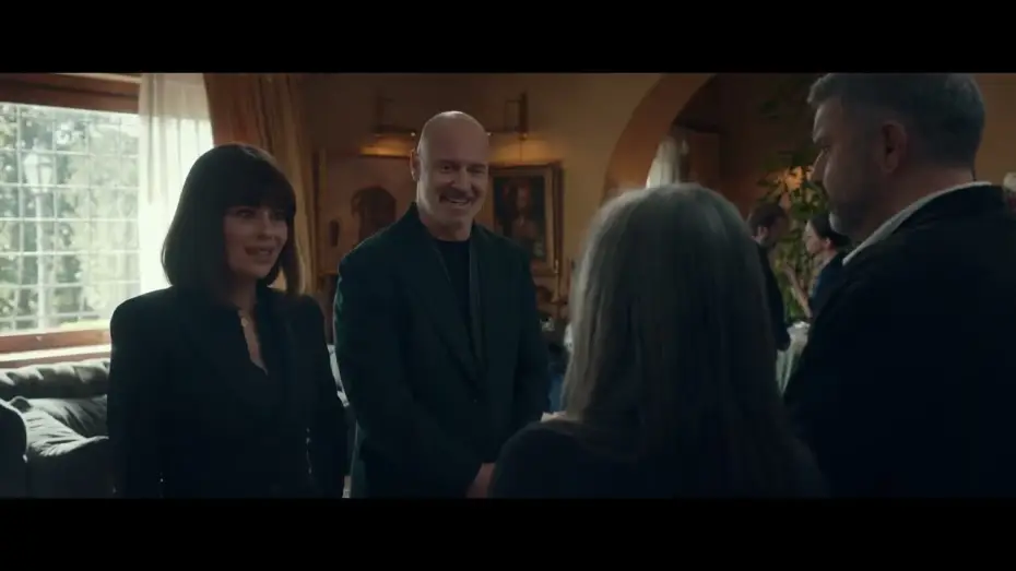 Видео к фильму Un tranquillo funerale di famiglia — UN TRANQUILLO FUNERALE DI FAMIGLIA di Massimiliano Bruno (2026) - Trailer Ufficiale HD