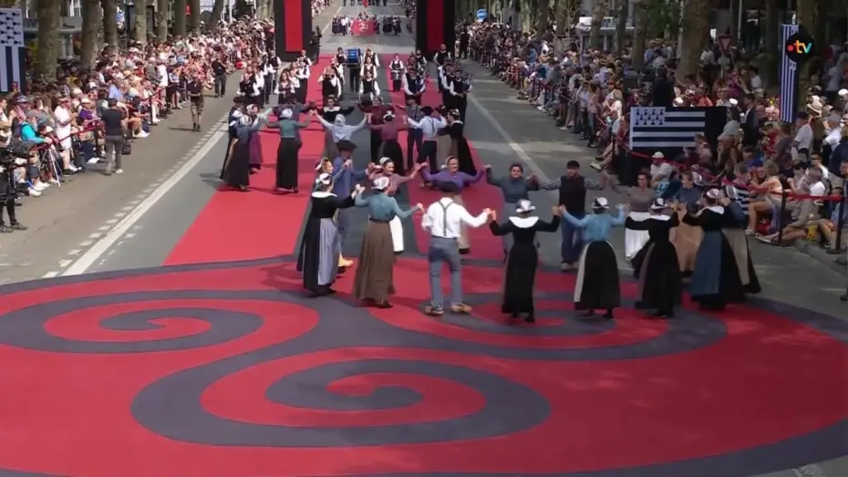 Видео к фильму La Grande Parade des Nations celtes — Grande Parade des Nations Celtes 2026 - Cercle Ar Rouedoù Glas (Concarneau)