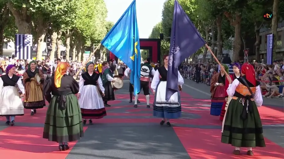 Видео к фильму La Grande Parade des Nations celtes — Grande Parade des Nations Celtes 2026 - Grupu Etnográficu L'Oriente, Llacin (Asturies)