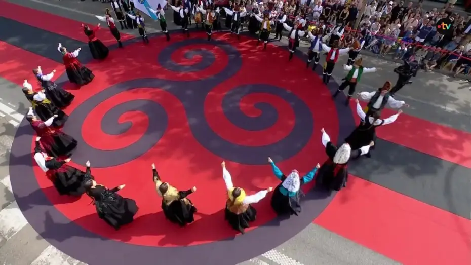 Видео к фильму La Grande Parade des Nations celtes — Grande Parade des Nations Celtes 2026 - Grupo de baile Tequexetéldere (Galice)