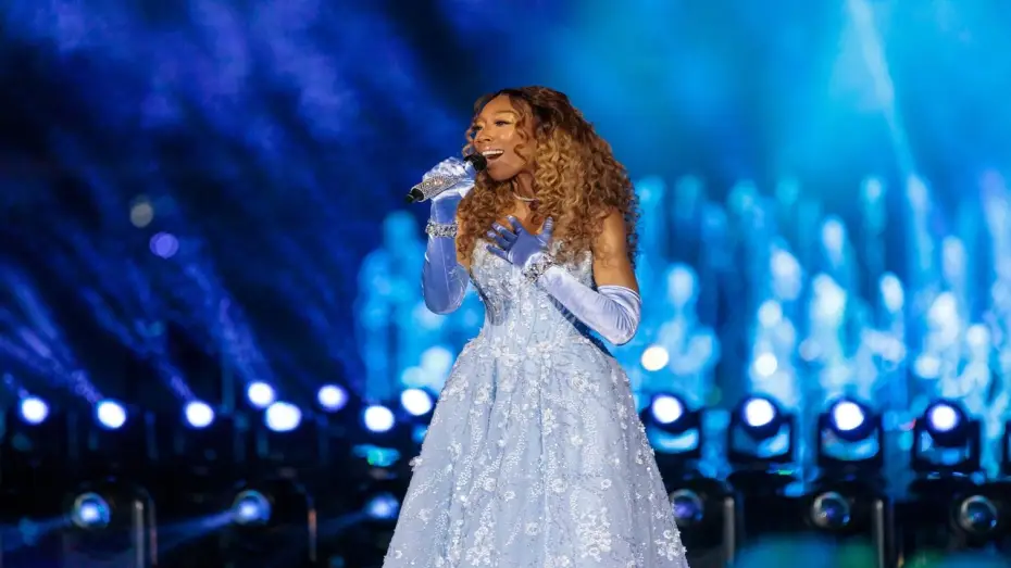 Видео к фильму Disney Princess: The Ultimate Concert Celebration — Brandy "A Dream Is A Wish Your Heart Makes"