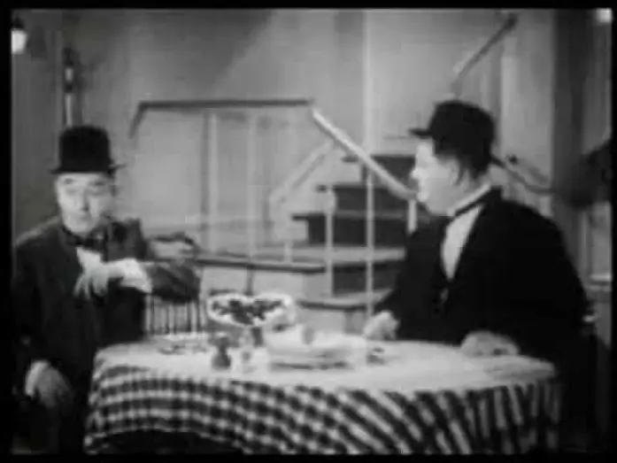 Видео к фильму Летающая парочка — The Flying Deuces Trailer (1939)