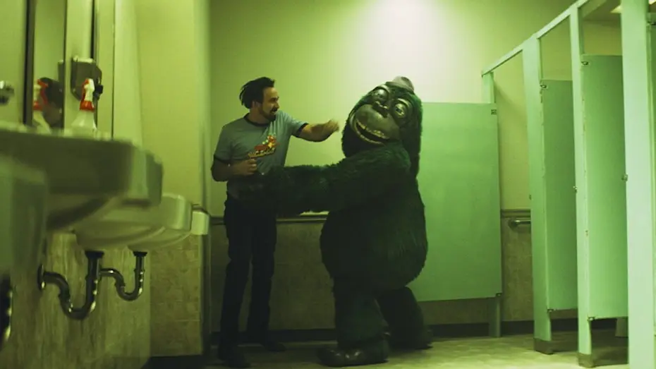 Видео к фильму Страна чудес Вилли | Nicolas Cage VS Gus Gorilla