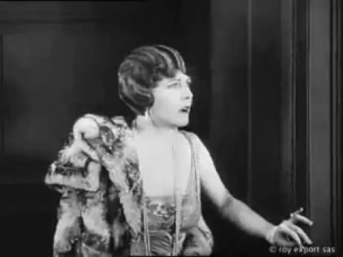 Видео к фильму Парижанка — A women of paris trailer