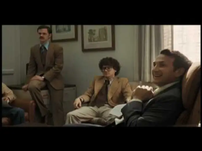 Видео к фильму Харви Милк — 'Is It Just Me Or Is He Cute?' Movie Clip