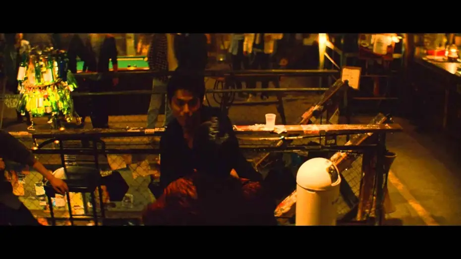 Видео к фильму クローズ EXPLODE — CROWS EXPLODE - extrait "Bataille de bar" VF