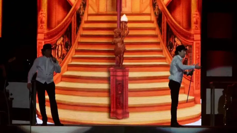 Видео к фильму Serrat & Sabina: dos pájaros contraatacan — La orquesta del Titanic - Serrat & Sabina - VIVO LUNA PARK - BS AS ARG - Abril 2012