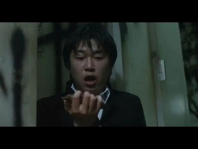 Видео к фильму Голубая весна — Blue Spring (2001) - School Bathroom Chase Scene