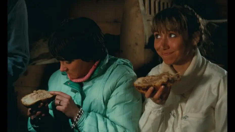 Видео к фильму Загорелые на лыжах — LES BRONZÉS FONT DU SKI | Extrait - Dégustation paysanne