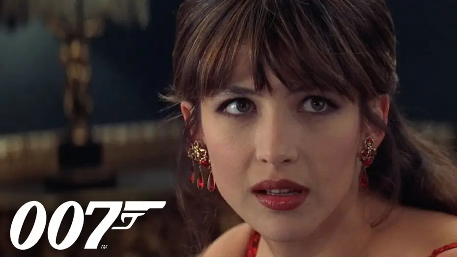Видео к фильму 007: И целого мира мало — Elektra arrives at the Casino