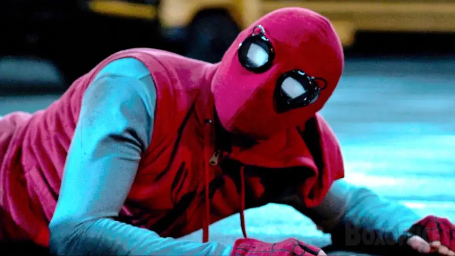 Видео к фильму Человек-паук: Возвращение домой | C'est quoi ce costume &agrave; la con ? | Spidey VS Shocker | Spider-Man : Homecoming | Extrait VF