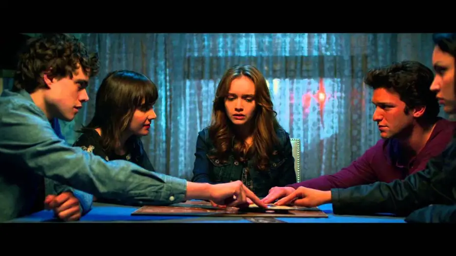 Видео к фильму Уиджи: Доска Дьявола | Ouija / Extrait 3 "Esprit, si tu es l&agrave;" VF [Au cin&eacute;ma le 29 Avril]