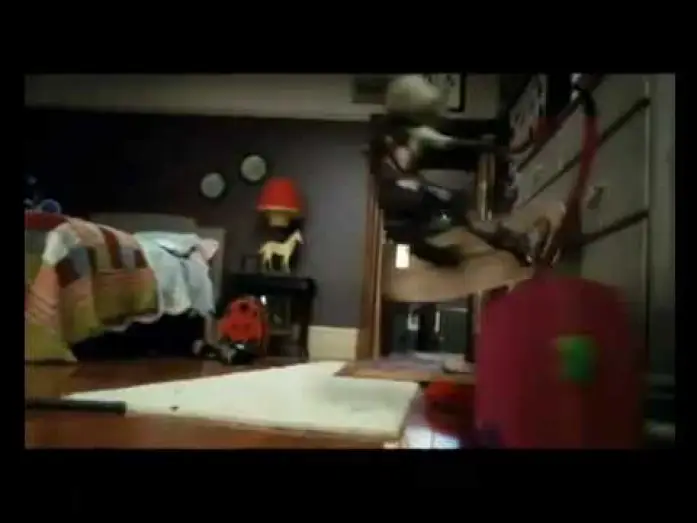 Видео к фильму Пришельцы на чердаке | Peque&ntilde;os invasores (2009) - Trailer Oficial Espa&ntilde;ol [HQ]