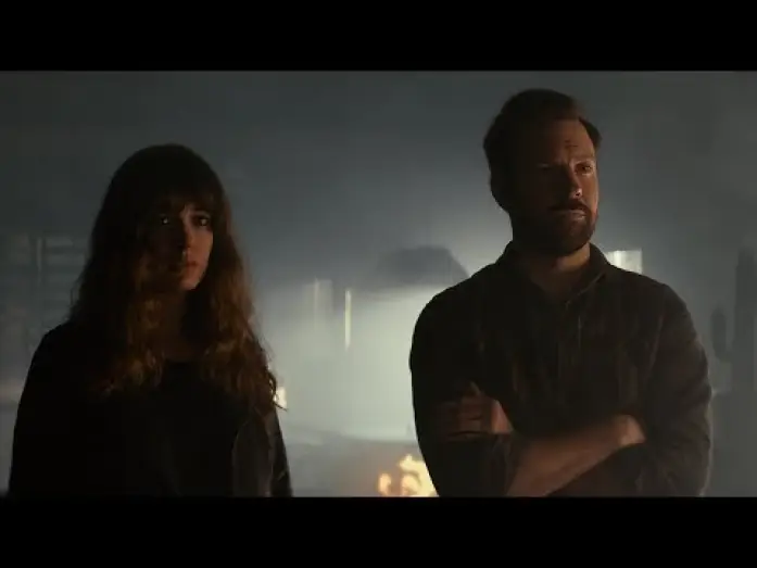 Видео к фильму Моя девушка – монстр — Colossal - Trailer español (HD)