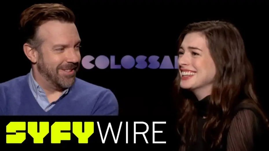 Видео к фильму Моя девушка – монстр — Colossal's Anne Hathaway and Jason Sudekis: Their Superpowers (WonderCon 2017)