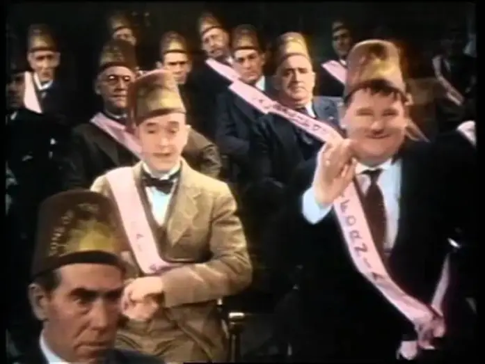 Видео к фильму Сыновья пустыни — LAUREL ET HARDY les compagnons de la noubacolorisé 1