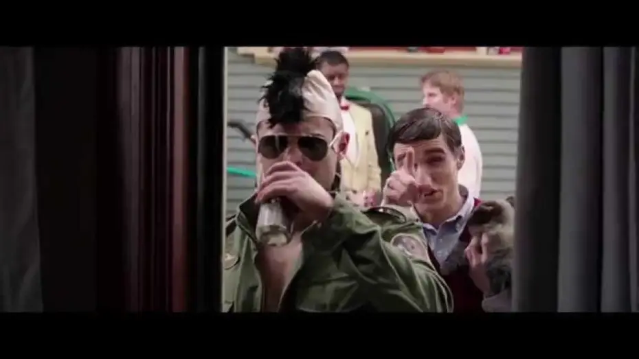 Видео к фильму Соседи: На тропе войны | Nos Pires Voisins / Extrait 2 VF &laquo; Soir&eacute;e Robert De Niro chez Delta Psi &raquo; [Au cin&eacute;ma le 6 ao&ucirc;t]