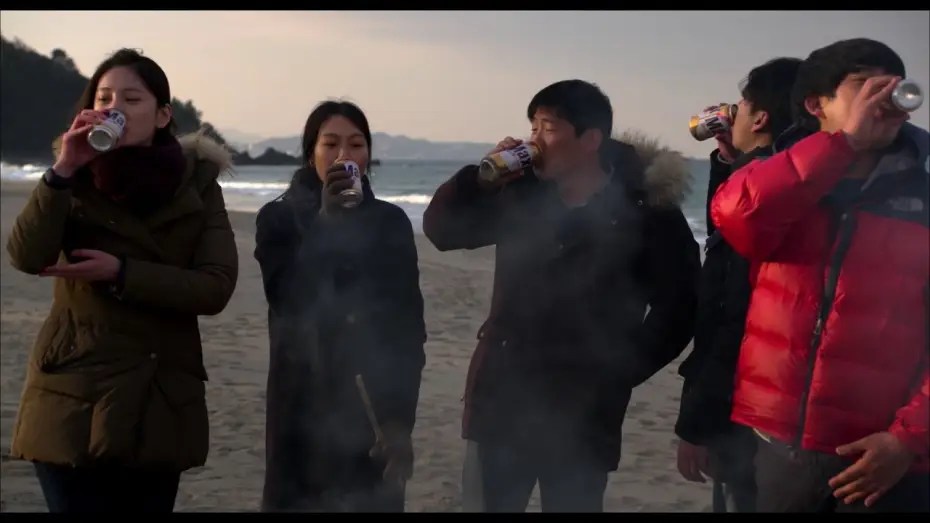 Видео к фильму Ночью у моря одна — Bande annonce SEULE SUR LA PLAGE LA NUIT, de Hong Sangsoo