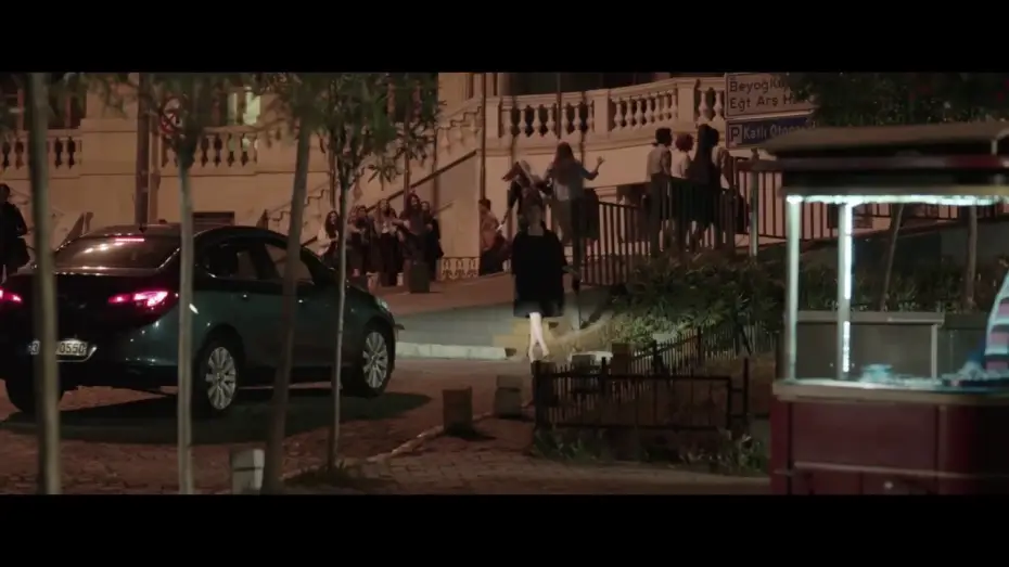 Видео к фильму Красный Стамбул — ROSSO ISTANBUL - Clip "L'incontro tra Orhan e Neval"