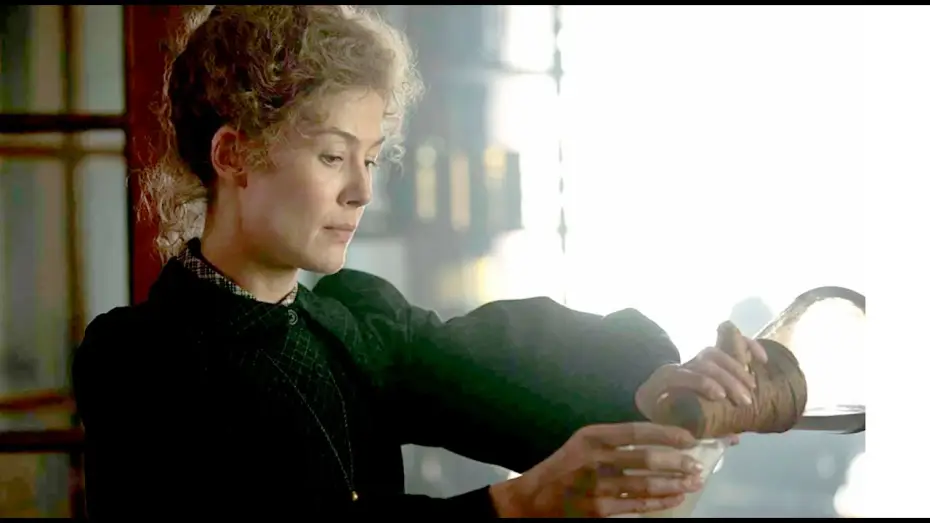 Видео к фильму Опасный элемент — Madame Curie - Trailer español (HD)